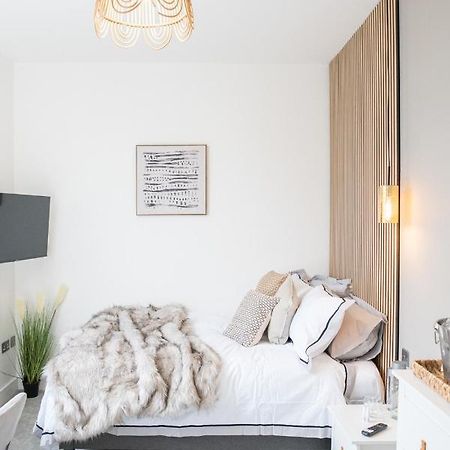Boutique Nights Aparthotel Eastbourne Bagian luar foto