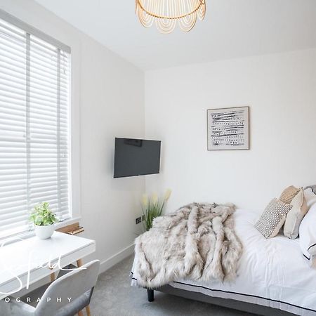 Boutique Nights Aparthotel Eastbourne Bagian luar foto