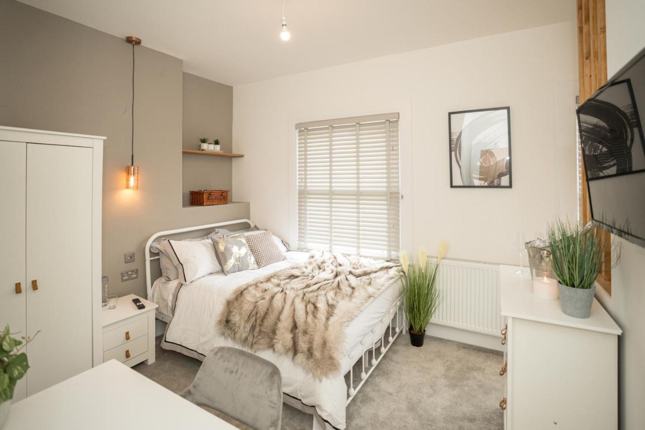 Boutique Nights Aparthotel Eastbourne Bagian luar foto