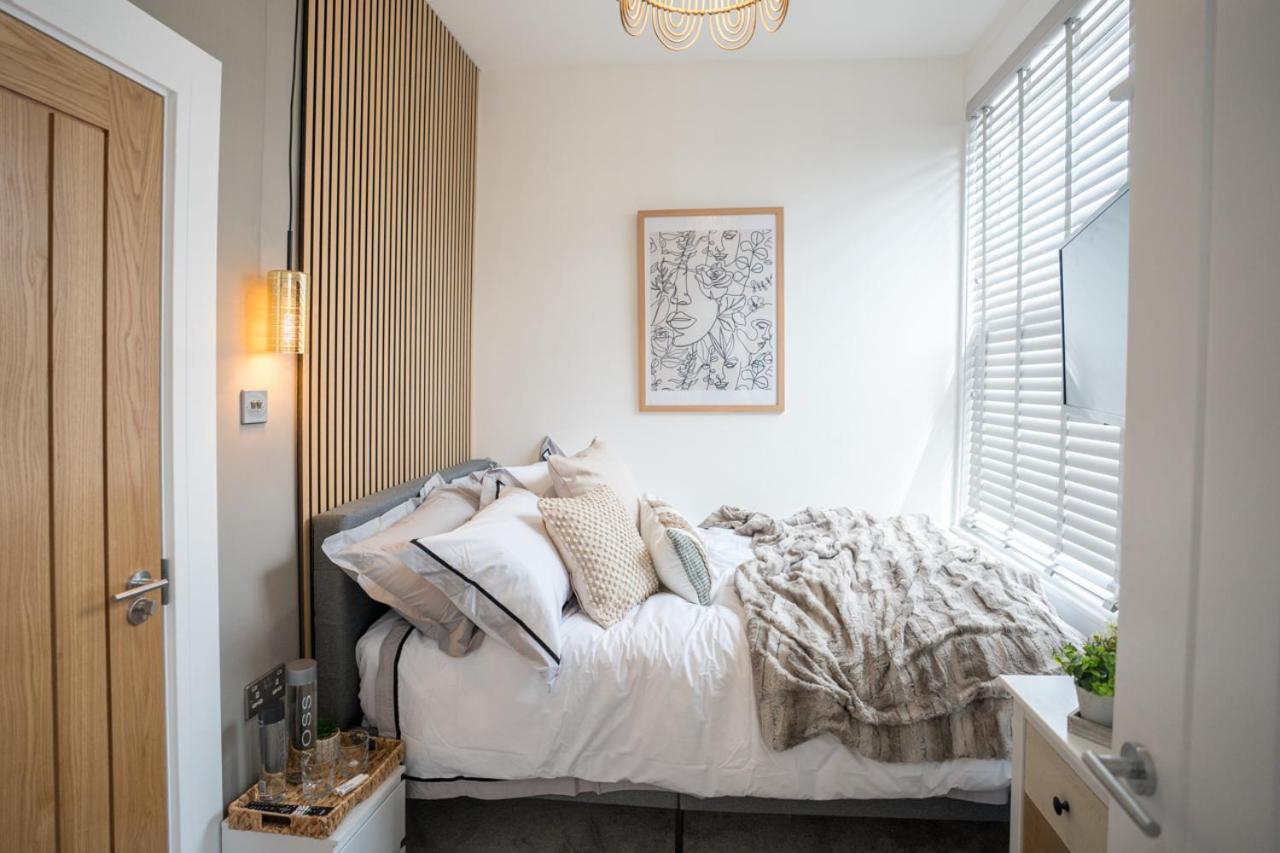 Boutique Nights Aparthotel Eastbourne Bagian luar foto