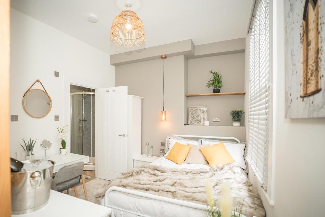 Boutique Nights Aparthotel Eastbourne Bagian luar foto