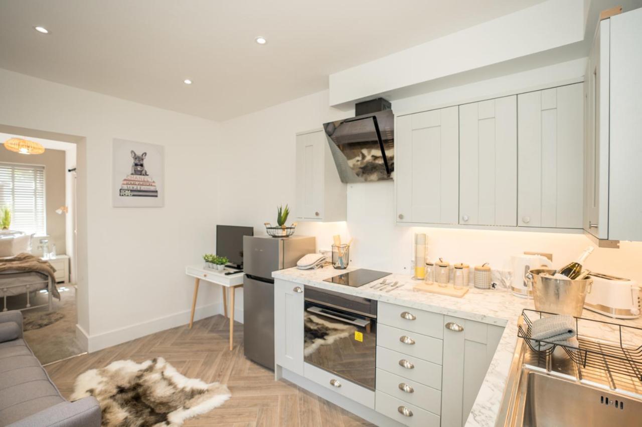 Boutique Nights Aparthotel Eastbourne Bagian luar foto