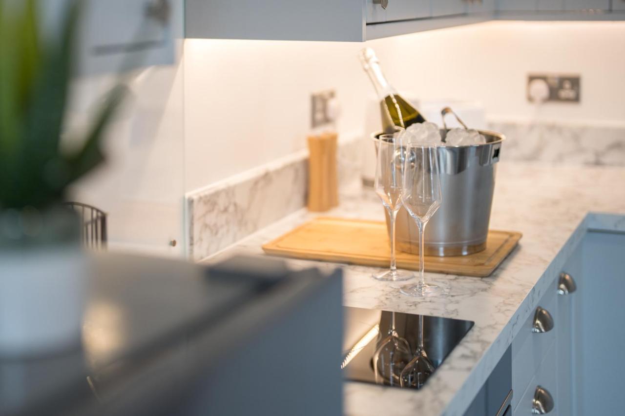 Boutique Nights Aparthotel Eastbourne Bagian luar foto