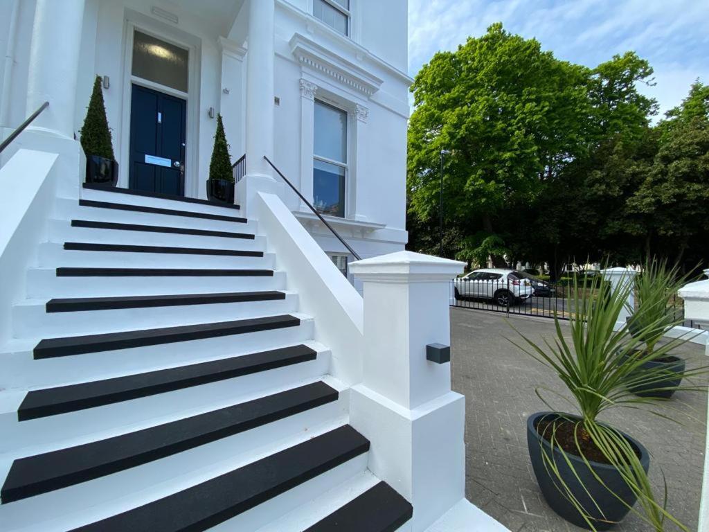 Boutique Nights Aparthotel Eastbourne Bagian luar foto