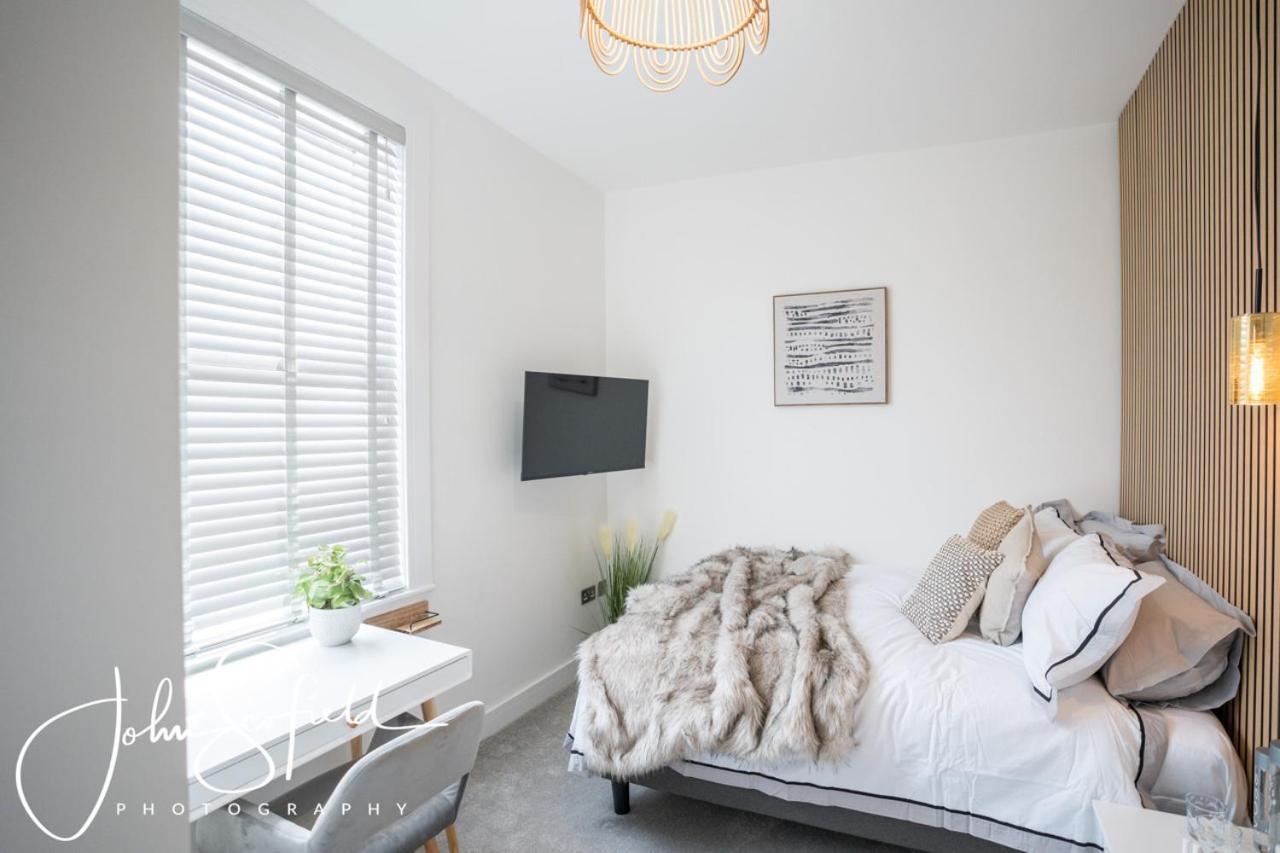 Boutique Nights Aparthotel Eastbourne Bagian luar foto